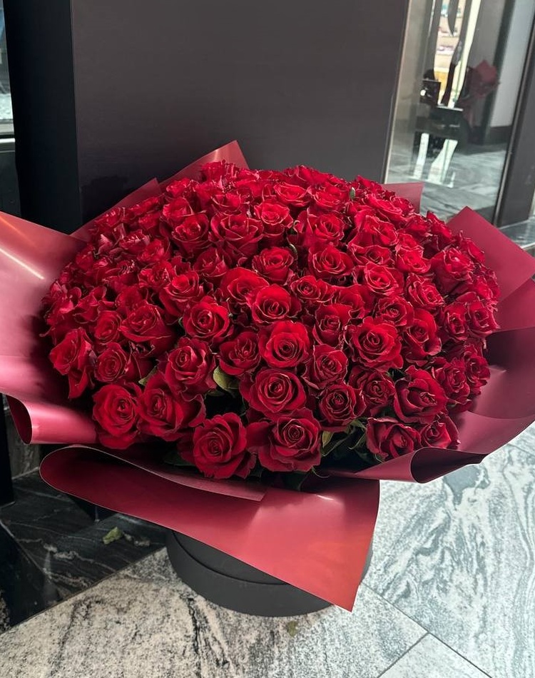 101 red roses in a hat box