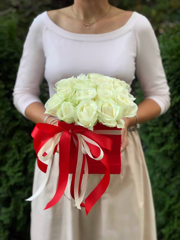 25 White Roses in a Hat Box